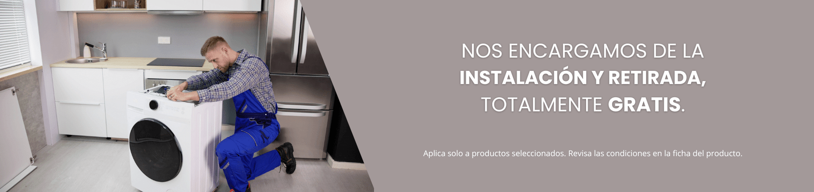 Técnico instalando lavavajillas en cocina moderna con instalación y retirada gratis